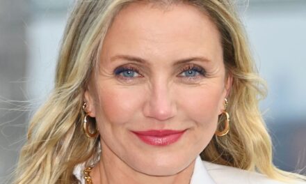 Cameron Diaz est méconnaissable car elle se cache sous une tenue originale dans de nouvelles photos