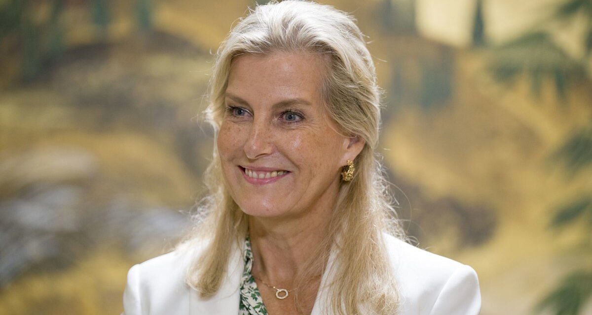 La duchesse Sophie va pieds nus dans une robe £ effilée