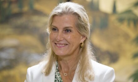 La duchesse Sophie va pieds nus dans une robe £ effilée