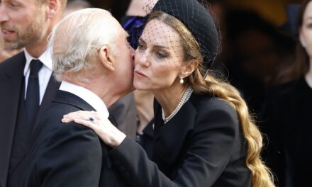 Moment royal maladroit alors que Kate Middleton arrive à la cathédrale de Westminster – Watch