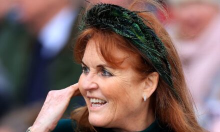 Sarah Ferguson Wows dans le chic militaire alors qu&rsquo;elle faisait des fête avec Tom Parker Bowles