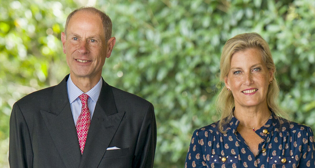 La duchesse Sophie étouffe dans la robe de roseraie éthérée alors qu&rsquo;elle rencontre la royauté japonaise à Tokyo