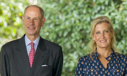 La duchesse Sophie étouffe dans la robe de roseraie éthérée alors qu&rsquo;elle rencontre la royauté japonaise à Tokyo