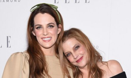 À l&rsquo;intérieur de la vie privée de Riley Keough au milieu du bébé n ° 2, se révèlent contrairement à la maman de Lisa Marie Presley