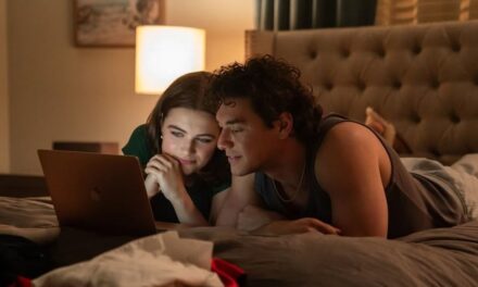 Les fans «obsédés» par le premier regard sur la série romantique «torride» hors campus