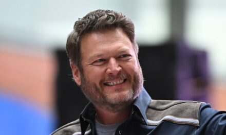 Blake Shelton est «  vraiment le fait  » dans une nouvelle vidéo de 4 millions de dollars qui déclenche la réaction – regarde