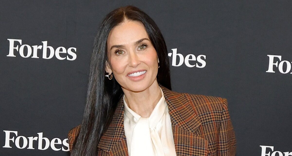 Demi Moore met en valeur la transformation dramatique des cheveux à Milan Fashion Week