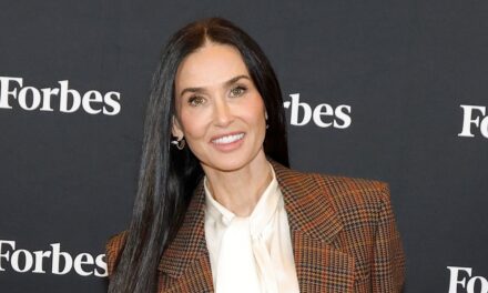 Demi Moore met en valeur la transformation dramatique des cheveux à Milan Fashion Week