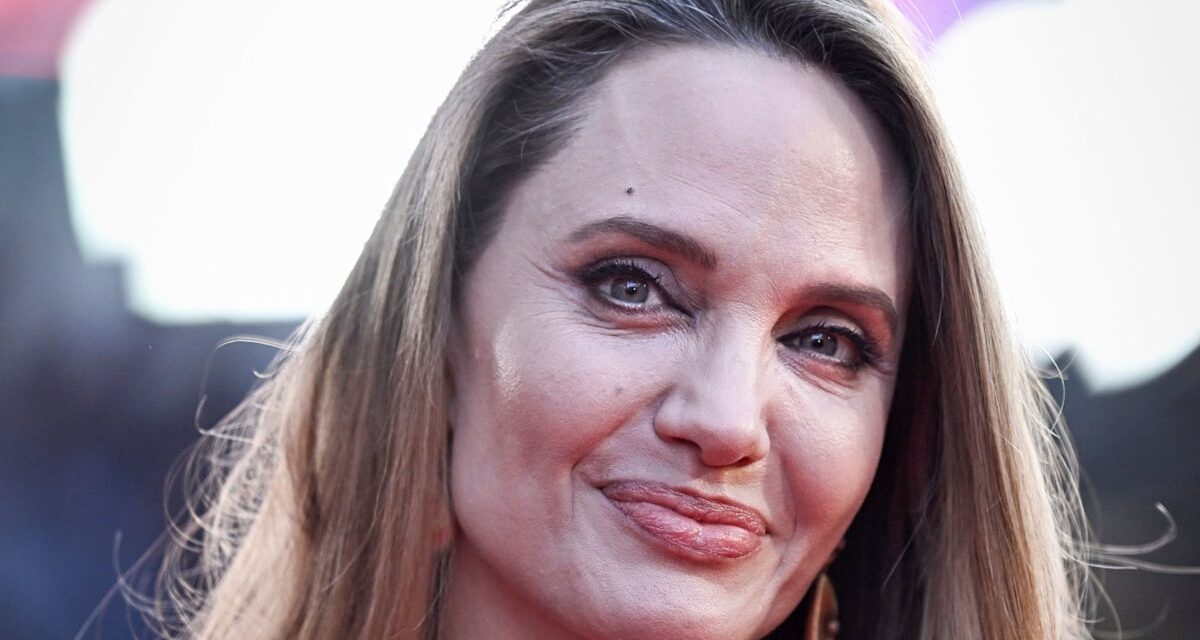 Angelina Jolie a l&rsquo;air incroyablement jeune en robe plongeante alors qu&rsquo;elle fait une déclaration audacieuse sur le tapis rouge