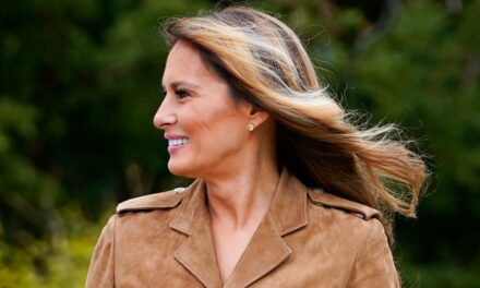 Melania Trump vient de prouver que les premières femmes peuvent aussi porter la plus grande tendance de 2025