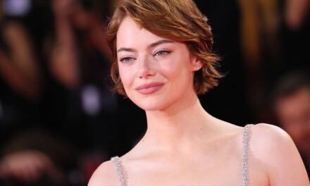 Emma Stone lance la transformation des cheveux de la Sienna «  Sienna  » après s&rsquo;être rasé la tête pour un nouveau rôle audacieux
