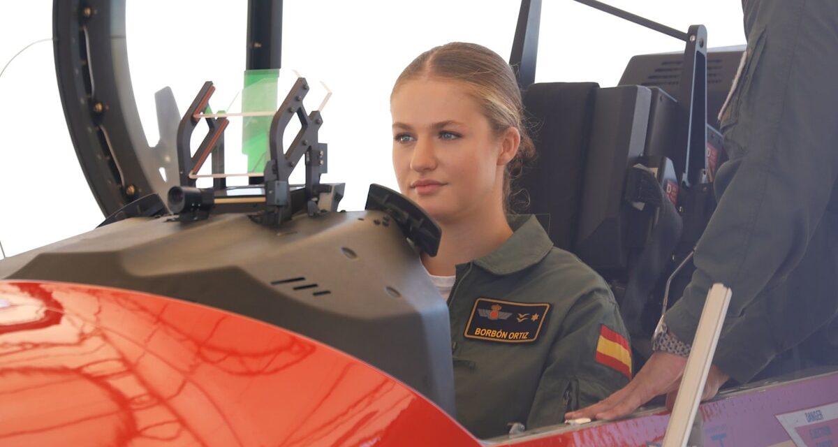 La princesse Léonor a un moment de pistolet top alors qu&rsquo;elle porte un uniforme de l&rsquo;Air Force pour la première fois