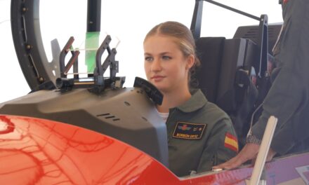 La princesse Léonor a un moment de pistolet top alors qu&rsquo;elle porte un uniforme de l&rsquo;Air Force pour la première fois