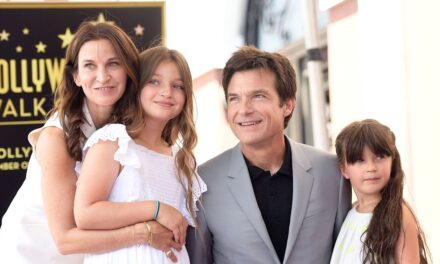 Jason Bateman rayonne avec fierté alors qu&rsquo;il sort avec des filles rarement vues