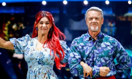 Dianne Buswell enceinte fait un clin d&rsquo;œil subtil à bébé après avoir riposté aux commentaires «inconfortables»