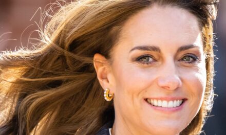 L&rsquo;ex-styliste de Kate Middleton est assis à la Frow à la Fashion Week – portant les 540 £ de la princesse