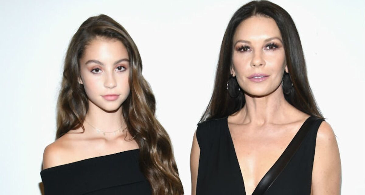 Catherine Zeta-Jones réagit à la fille adulte Carys Video émotionnelle de l&rsquo;intérieur de la maison familiale
