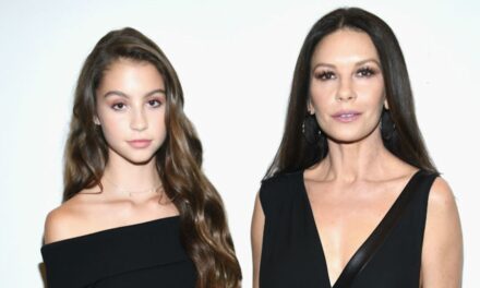 Catherine Zeta-Jones réagit à la fille adulte Carys Video émotionnelle de l&rsquo;intérieur de la maison familiale