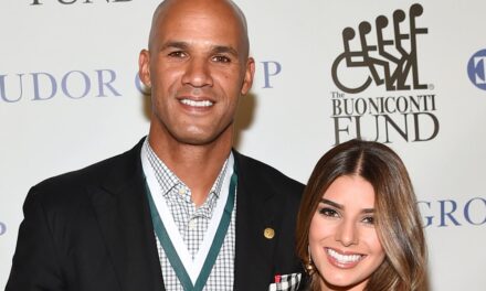 Qui est la femme de la star de la NFL, Jason Taylor? Plus sur le couple qui devient viral avec un moment maladroit &lsquo;baiser cam&rsquo;