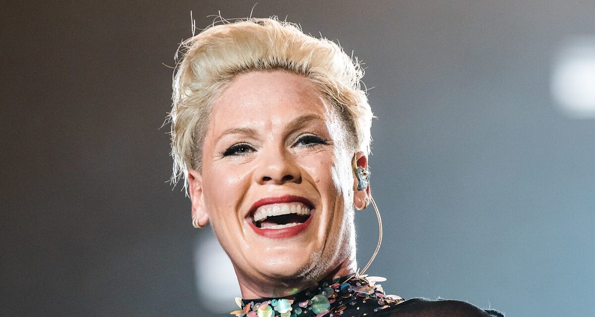 Le rose est presque méconnaissable avec des serrures blondes à la taille de la taille dans une photo découverte en cas de 46 ans