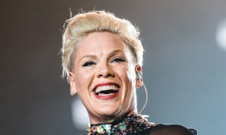 Le rose est presque méconnaissable avec des serrures blondes à la taille de la taille dans une photo découverte en cas de 46 ans