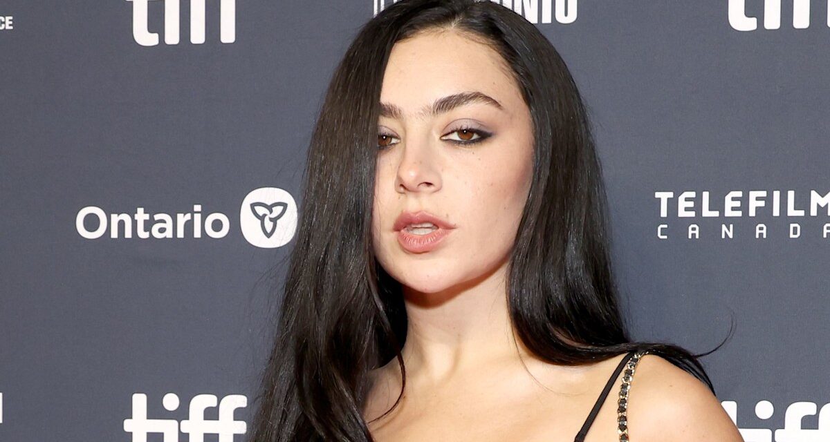 Charli XCX revient une mini-robe ultra pour marquer ses débuts d&rsquo;acteur au Toronto Film Festival