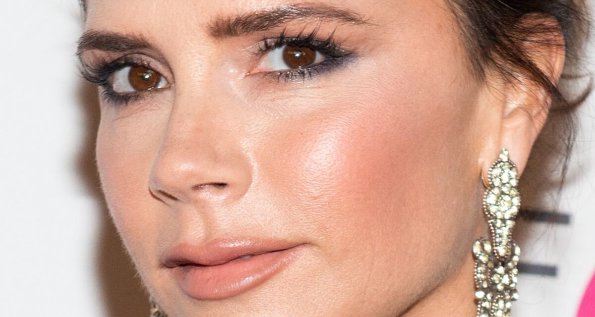 Victoria Beckham vient de porter ses talons aiguilles les plus élevés à ce jour – aux côtés d&rsquo;une jupe «nue»