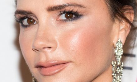 Victoria Beckham vient de porter ses talons aiguilles les plus élevés à ce jour – aux côtés d&rsquo;une jupe «nue»