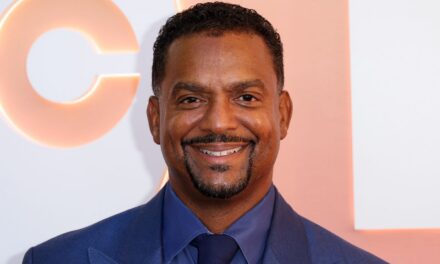 Inside Dancing with the Stars hôte la valeur nette d&rsquo;Alfonso Ribeiro après des années sur les vidéos les plus drôles de l&rsquo;Amérique, Fresh Prince et plus