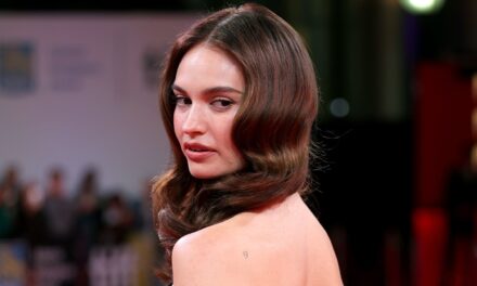 La petite robe noire de Lily James est la LBD de l&rsquo;automne 2025