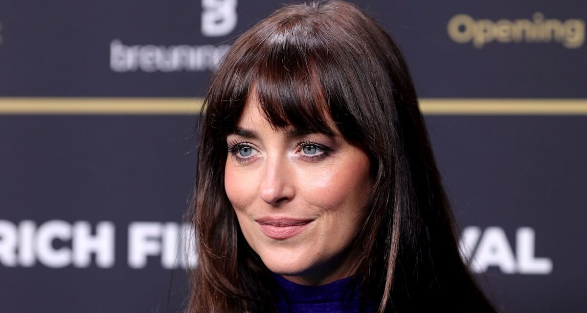 Dakota Johnson fait tourner les têtes dans une robe pure audacieuse