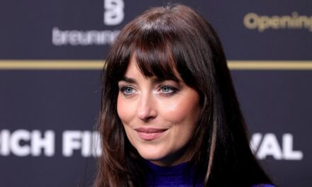 Dakota Johnson fait tourner les têtes dans une robe pure audacieuse