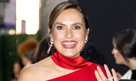 La robe audacieuse de la cuisse à la cuisse à la cuisse à la cuisse à NYFW est loin de Law & Order: SVU