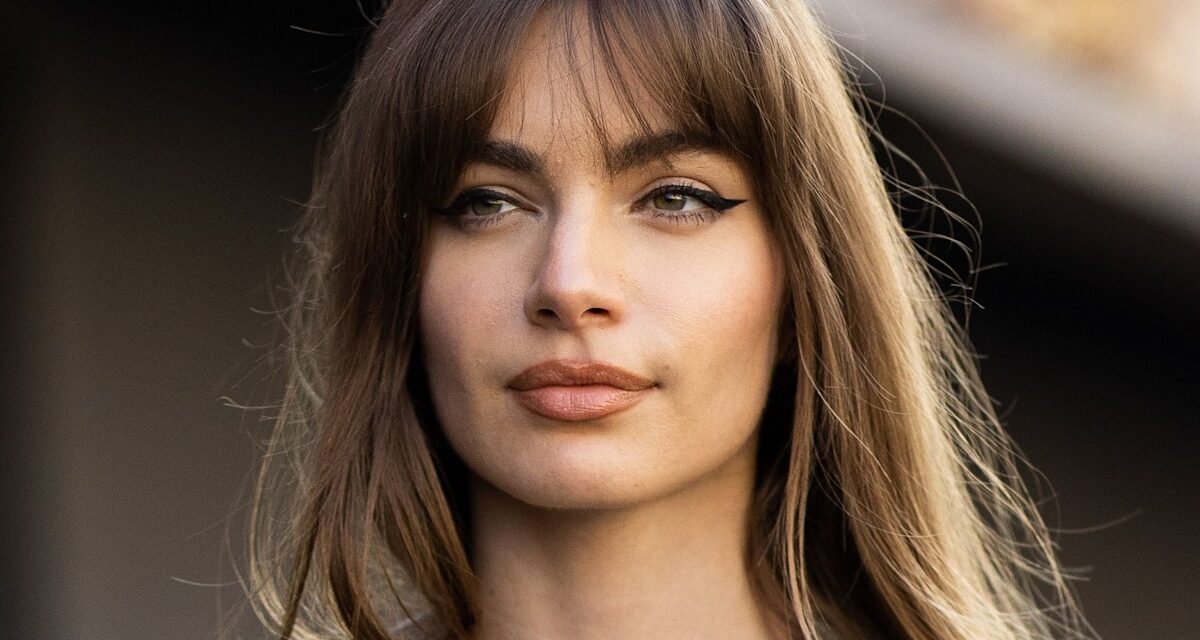 Comment j&rsquo;ai appris à coiffer ma frange comme les filles cool parisiennes