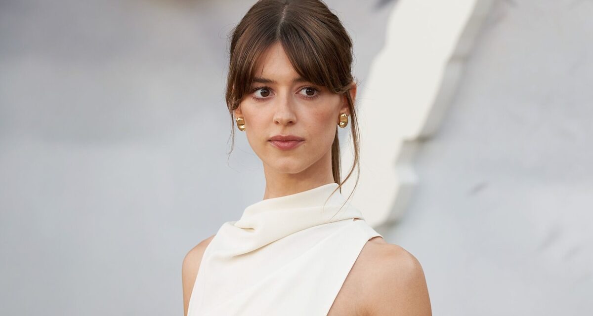 Daisy Edgar-Jones brille dans les bijoux décadents au milieu du mouvement déterminant de la carrière