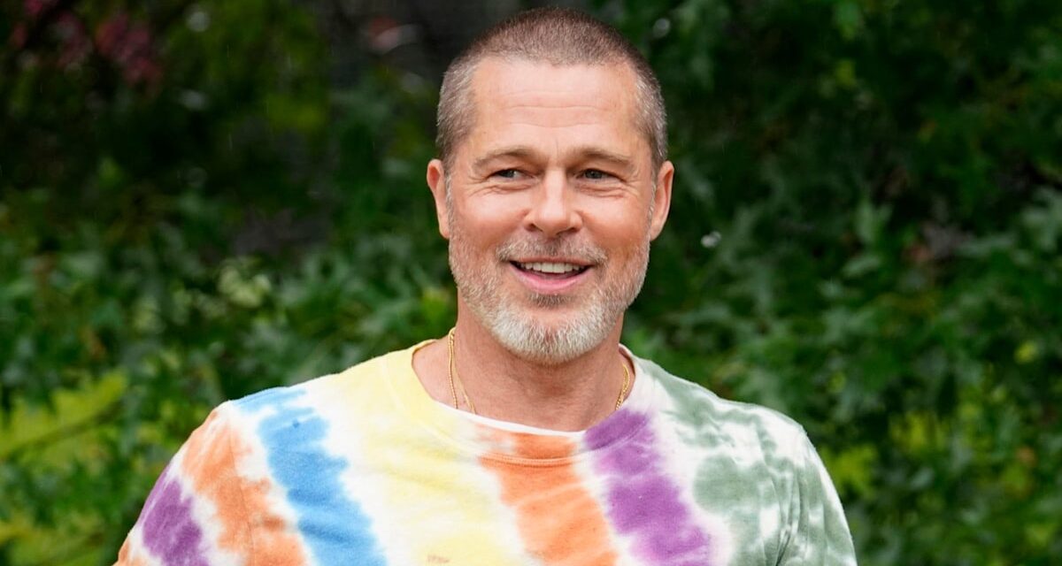 Brad Pitt a l&rsquo;air incroyablement frais face aux longues serrures dans les dernières photos