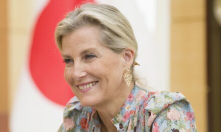 La duchesse Sophie étouffe dans la robe soyeuse «  Dreamscape  » le jour 2 du Japon Visite