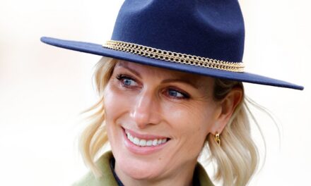 Zara Tindall Rocks Vampy Manucure pour une sortie en congé avec son mari Mike