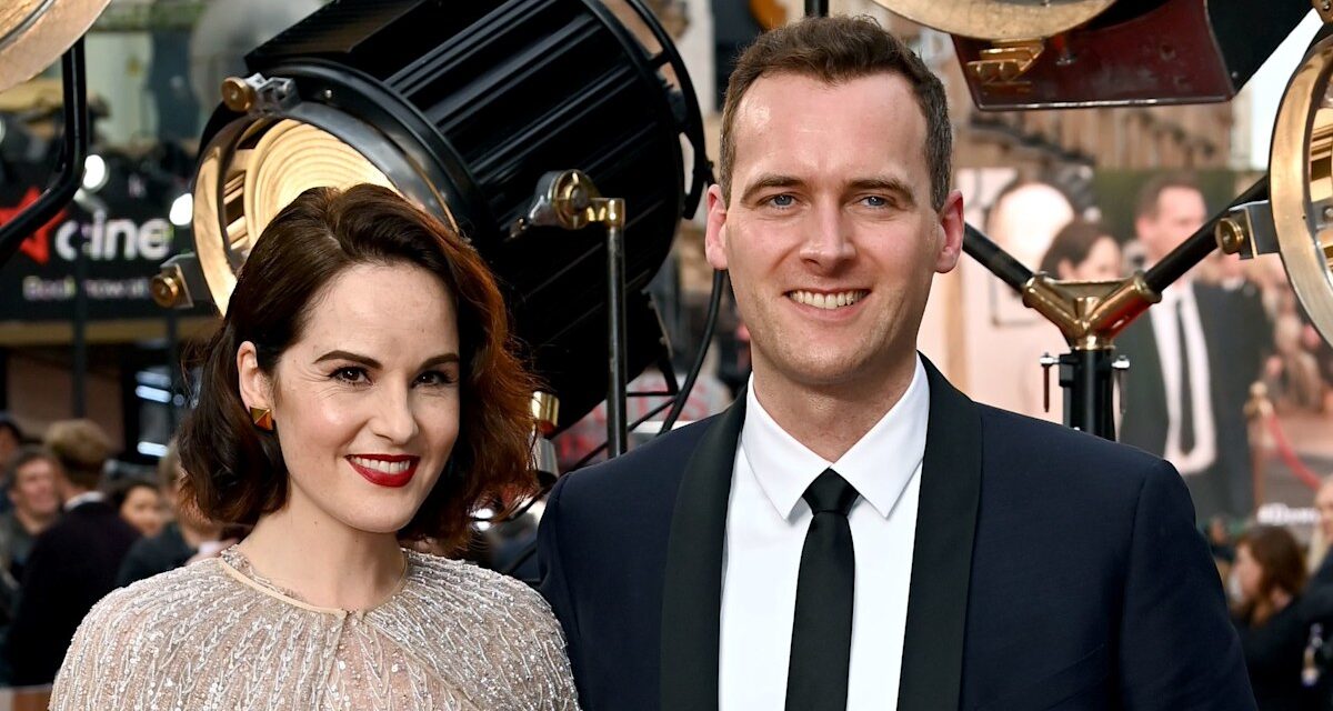 La star de Downton Abbey Michelle Dockery fait ses débuts pour bébé aux côtés de son mari Jasper Waller-pout