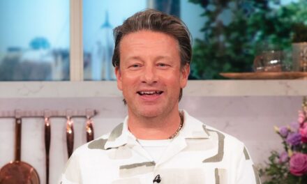 Le fils de Jamie Oliver, Buddy, 14 ans, est une star de la télévision naturelle dans la photo en coulisses