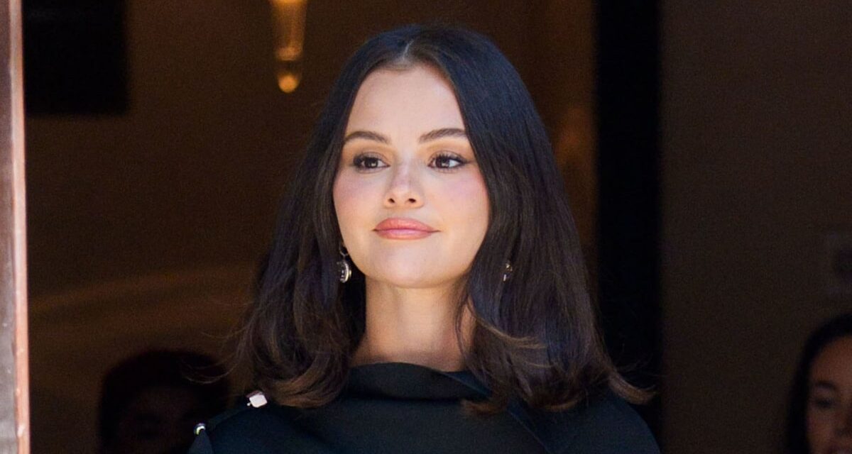 Selena Gomez célèbre uniquement les meurtres dans la saison 5 du bâtiment dans une micro-mini-robe à chaud