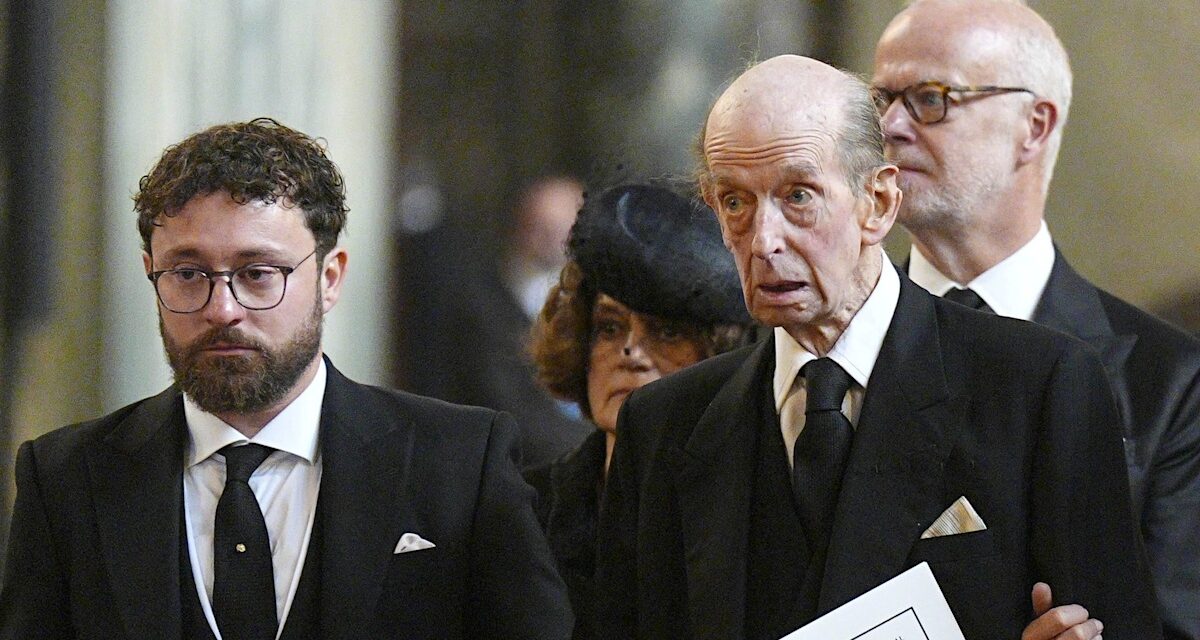 Duke of Kent soutenu par le petit-fils Lord Downpatrick après les funérailles de la duchesse de Kent