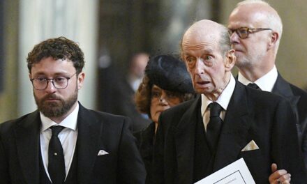 Duke of Kent soutenu par le petit-fils Lord Downpatrick après les funérailles de la duchesse de Kent