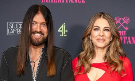 Elizabeth Hurley révèle son petit ami de compétence Billy Ray Cyrus lui enseigne – exclusif
