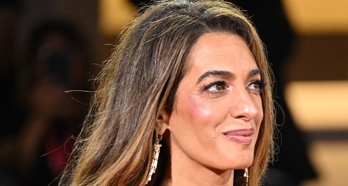 Amal Clooney vole sous le radar dans une tranchée «raffinée» avec des serrures de caramel tumultueuses