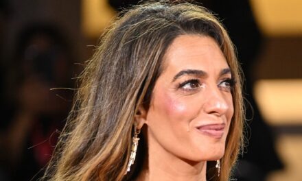 Amal Clooney vole sous le radar dans une tranchée «raffinée» avec des serrures de caramel tumultueuses