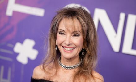 Susan Lucci ressemble à une vraie poupée Barbie dans une petite robe rose vif avant les célébrations de mariage