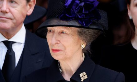 Regardez le moment de toucher la princesse Anne Waves au revoir à la famille Kent
