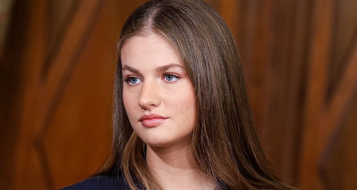 La princesse Leonor marque le major royal d&rsquo;abord aux côtés du roi Felipe et de la reine Letizia