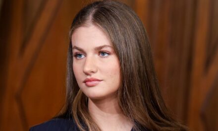 La princesse Leonor marque le major royal d&rsquo;abord aux côtés du roi Felipe et de la reine Letizia